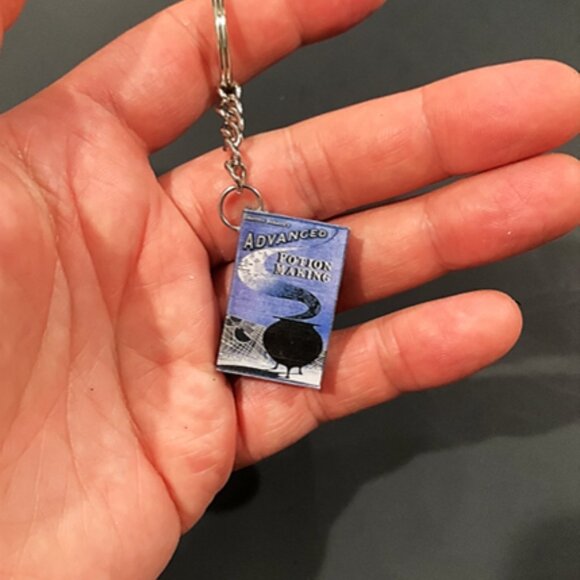 Advanced Potion Making Keychain – Blue Edition Mini Replica - Picture 9 of 9